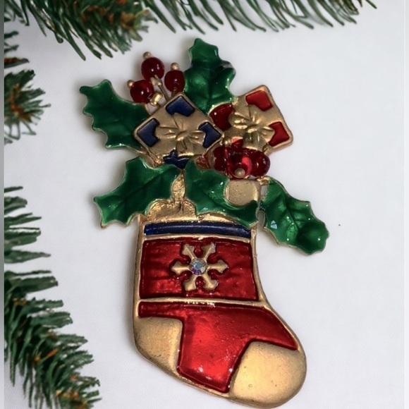 CHRISTMAS Brooch Pin - Gold Tone Red & Green Enameled Stocking - Picture 4 of 4